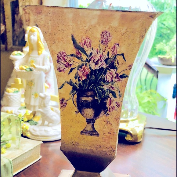 Beautiful Vase - Picture 1 of 5